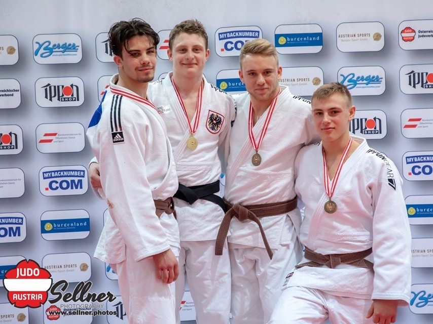 Daniel Herzog mit Teamkollegen © www.sellner-photos
