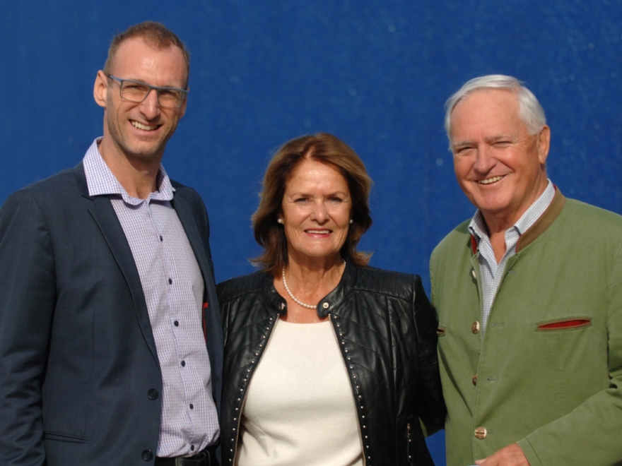 GF Mag. FH Markus Schwarzenbacher mit der Firmengründerin Monika und dem Firmengründer Franz Pointner © Foto Mayer