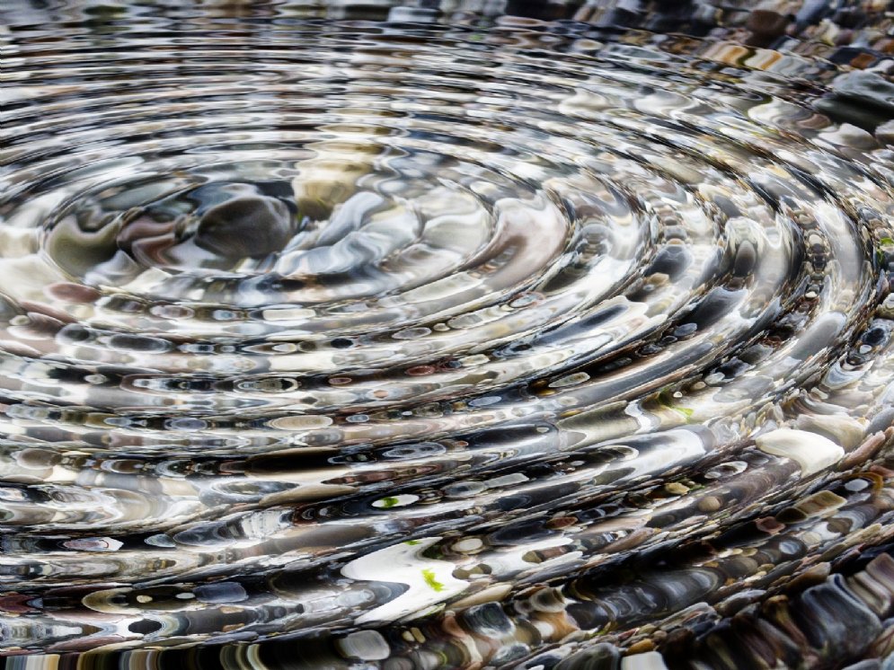 Steine im Wasser © Pixabay (Gerd Altmann)