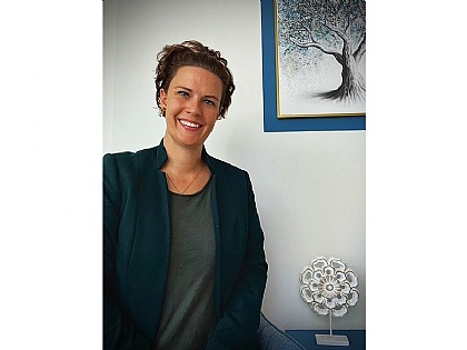 Ich arbeite als Heilpraktikerin für Psychotherapie in eigener Praxis mit Schwerpunkt Trauma und Traumafolgestörungen.