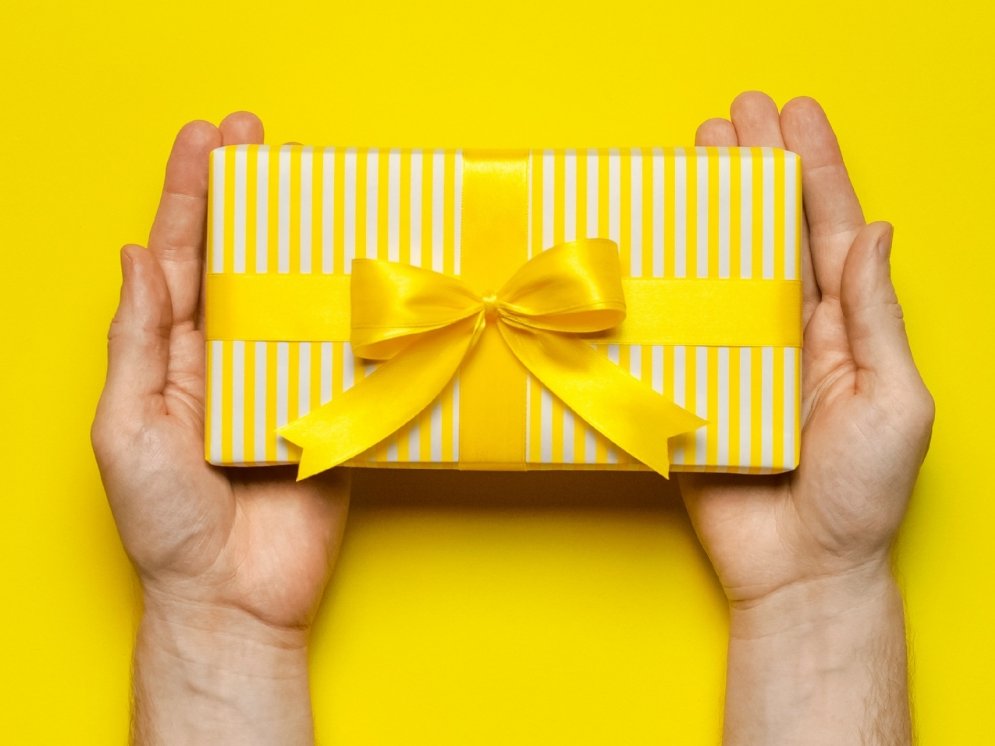 Geschenk wird überreicht © Adobe Stock Foto